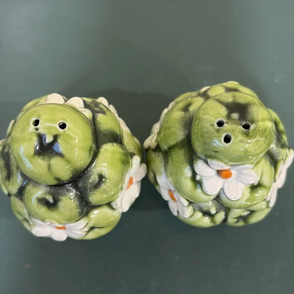 Vintage 1967 Inarco Ceramic Green Apple & Daisies Salt & Pepper Shakers.Set of 2